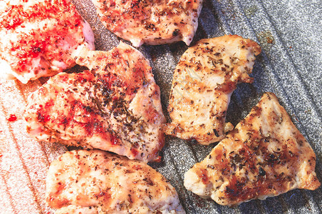 炸鸡胸肉块在烤盘上烹制的烤家禽牛排图片