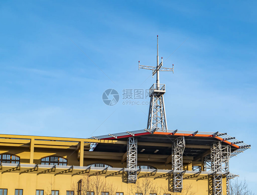 蓝色背景建筑物屋顶上的直升机停坪技术背景图片图片