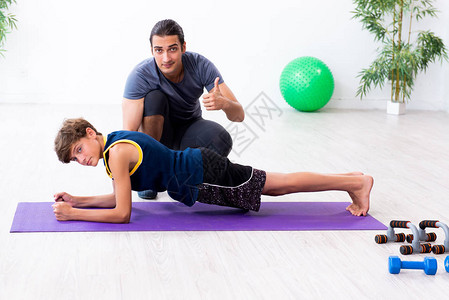 年轻的父亲和他的儿子在锻炼图片