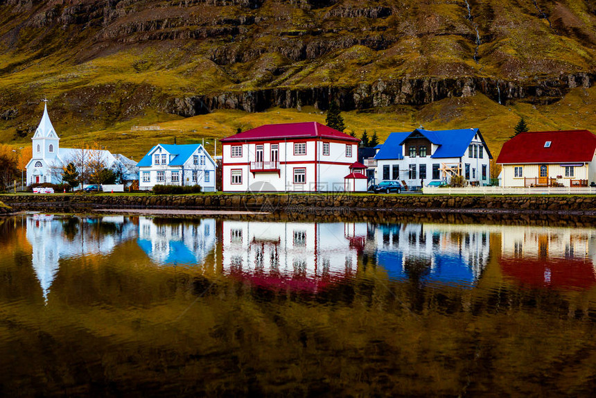 冰岛东部小镇Seydisfjordur的风景风景如画的乡村小镇冰图片