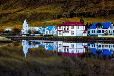 冰岛东部小镇Seydisfjordur的风景风景如画的乡村小镇冰图片