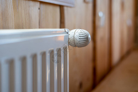 室内和复制空间舒适的室内木墙上白色现代散热器温度控制器图片