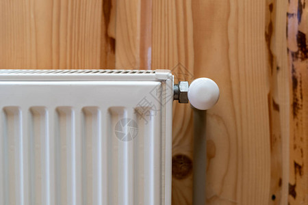 室内带温度控制器的现代独立散热器的特写图片