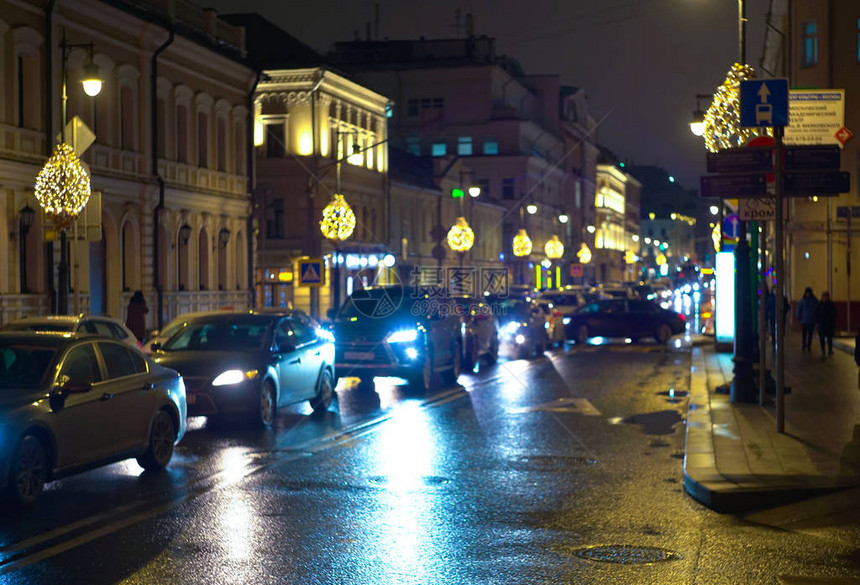 雨后市区街道夜间城市景色镜头照明和图片