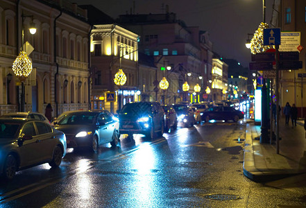 雨后市区街道夜间城市景色镜头照明和图片