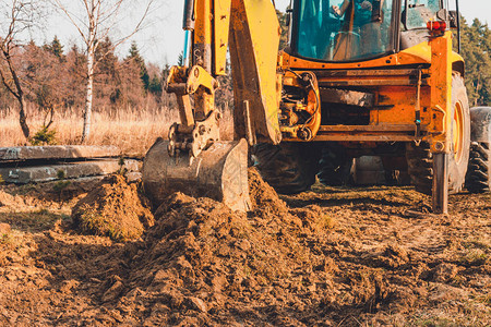 水桶挖土机收集土壤铺路图片
