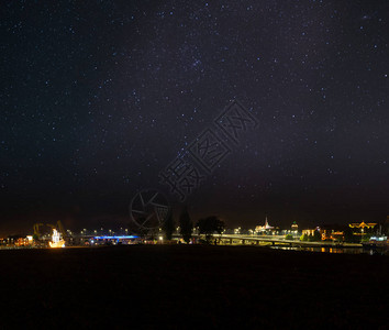 克罗布里夜视从河对面到明亮的历史中心背景