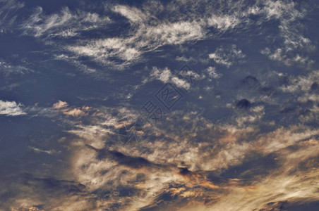 夕阳的天空阳光照在云层上美丽的云景背图片