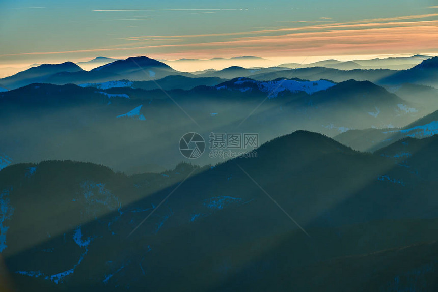 西亚卢山脉的空中景观图片