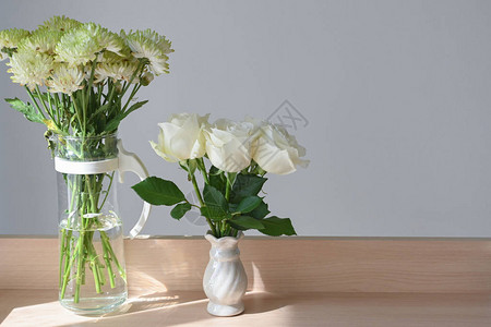 家里的白玫瑰花装饰图片