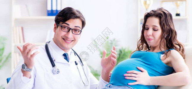 在医院检查怀孕女病人的图片