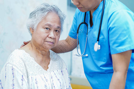 亚洲护士理疗师医生护理帮助和支持医院病房的老年或老年妇人患者图片