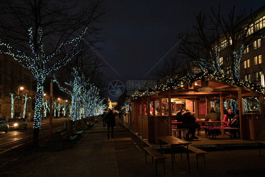 与户外的圣诞食物宫殿和明亮的树木一道图片