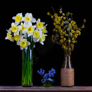 花瓶里的柳枝和山茱萸花图片