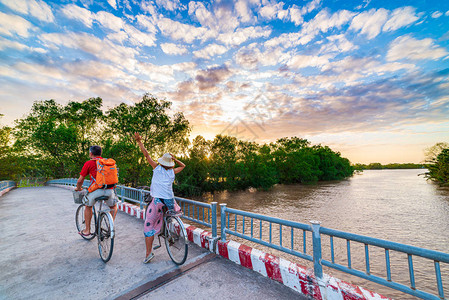 旅游夫妇在湄公河三角洲地区骑自行车图片