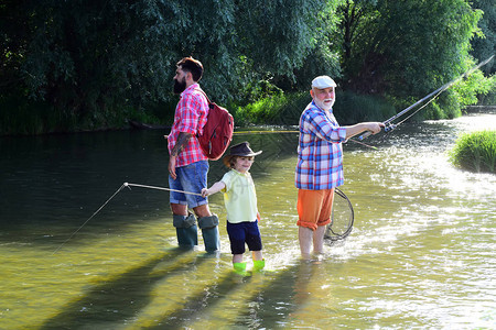 祖父和亲带着可爱的男孩在钓鱼祖父亲和男孩一起钓鱼夏日周图片