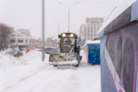 背景模糊下雪时的城市人行道上雪花骑图片