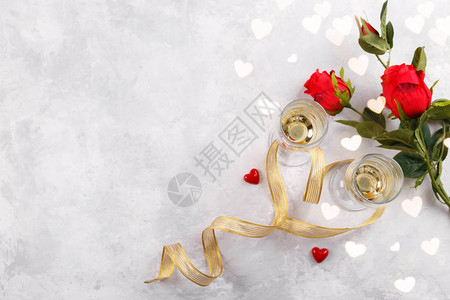 一对香槟杯子和红玫瑰浪漫图片