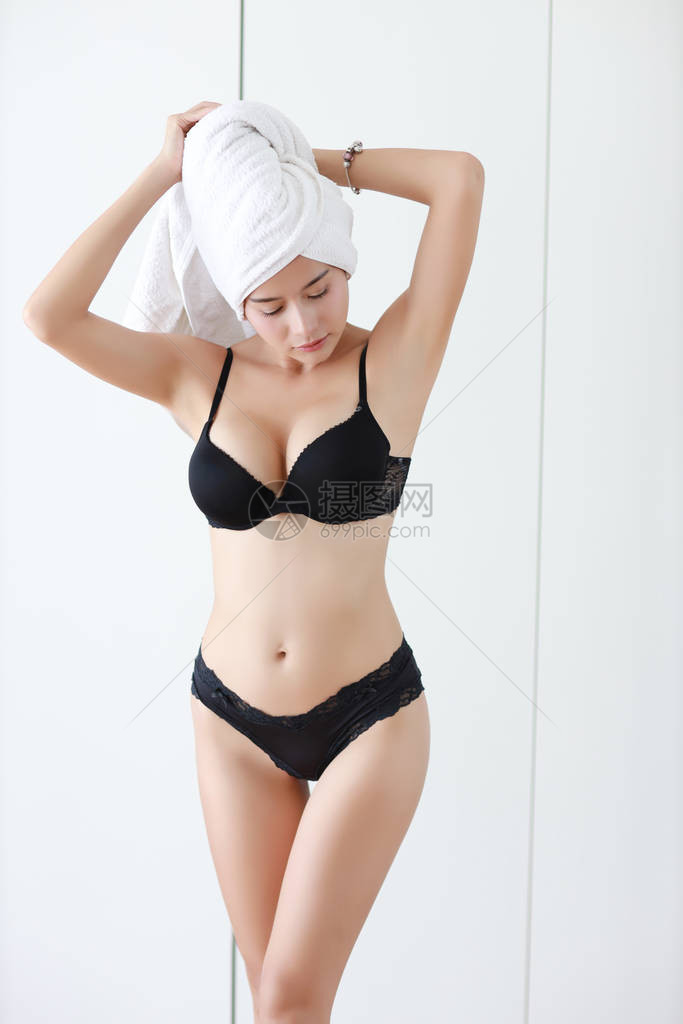 白毛巾和黑内衣的漂亮亚洲女人拍了一整图片