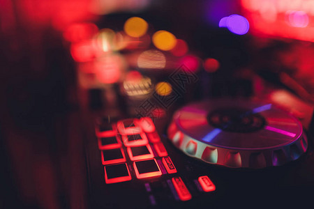 DJ在夜总会舞台上的远程DJ图片
