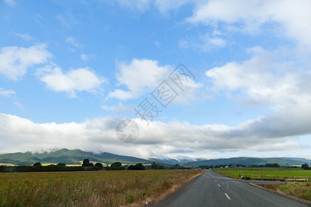 通过景观的道路公路和汽车旅行风景和日落公路旅行概念图片