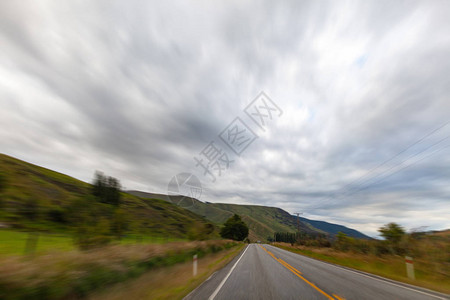 通过景观的道路公路和汽车旅行风景和日落公路旅行概念图片