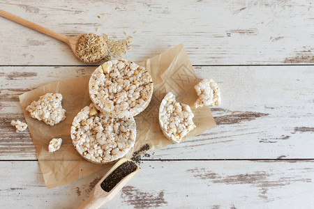 健康的膨化米华夫饼配奇亚籽用于饮食年糕作为一种健康的饮食概图片