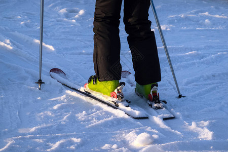 冬季在滑雪度假胜地滑雪的男子图片