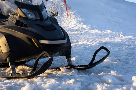 雪堆地摩托在滑雪胜地的雪地上带雪橇的越野车在户外图片