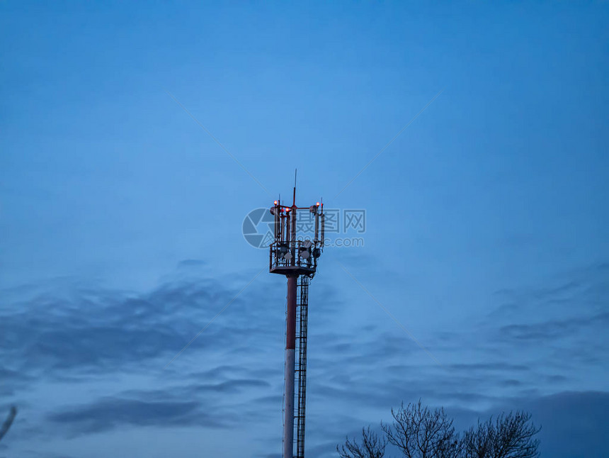 夜空背景上的移动通讯塔台请到图片