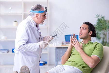 男患者拜访医生耳鼻喉科医生图片