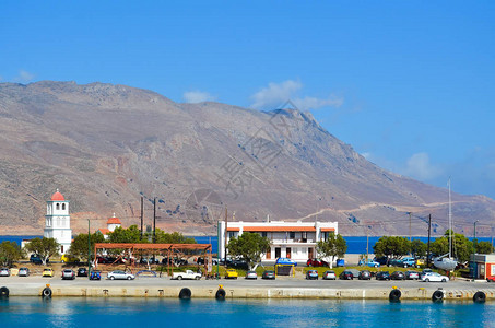 清晨的希腊小港口的一个码头图片