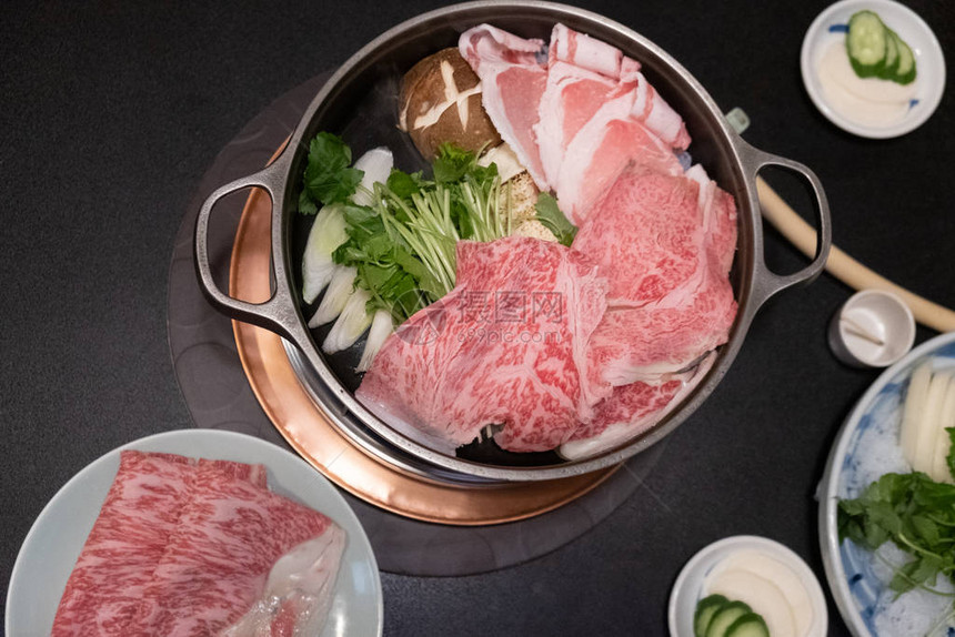 在日本北海道的热锅中日本菜牛肉片图片