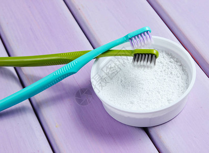 两支牙刷紫木本底的牙粉最小口腔卫生概图片