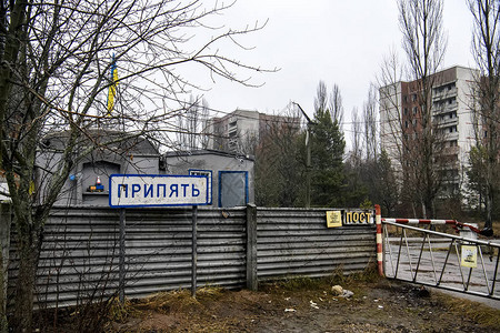 乌克兰切尔诺贝利排除区幽灵镇普里皮亚特入口检查站附近的Pripyat图片