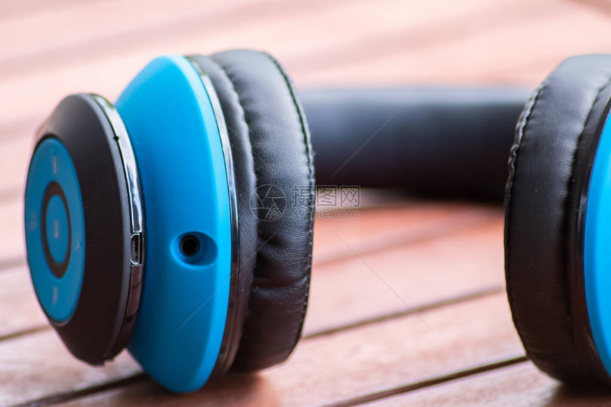 时尚的蓝色头戴式无绳耳机让您轻松聆听音乐图片