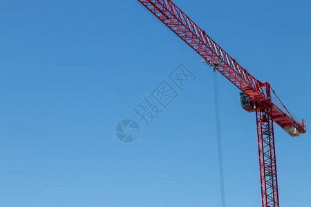 重型起重机在建筑工地上运输建筑材料背景图片