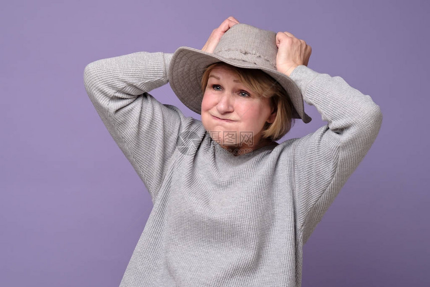 戴夏天帽子的成熟女人双手抱头感觉不健康压力大的女患有头痛或偏头痛老太忘记给图片