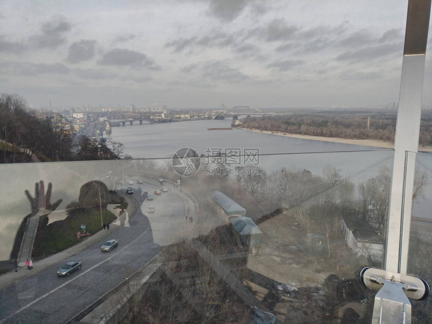 基辅市的空中视线与Dnieper河多云天气波迪尔斯基桥可见图片