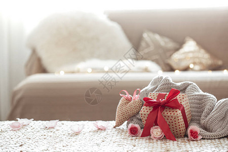 情人节的概念在舒适的客厅里桌子上的礼物盒上图片