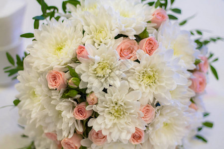 嫁妆花束白树和粉红玫瑰婚纱装背景图片