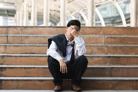 失业的亚洲青年商人患有严重抑郁症失职和解雇概念图片