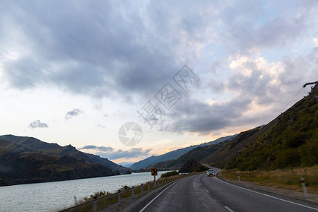 通过景观的道路公路和汽车旅行风景和日落公路旅行概念图片