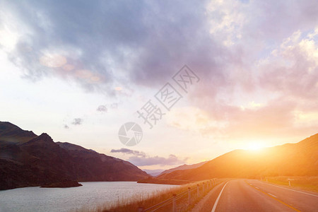 通过景观的道路公路和汽车旅行风景和日落公路旅行概念图片