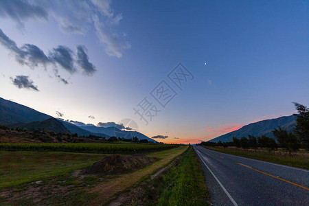 通过景观的道路公路和汽车旅行风景和日落公路旅行概念图片