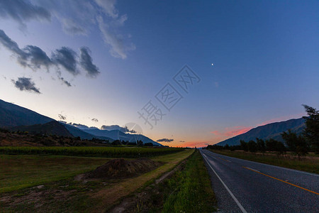 通过景观的道路公路和汽车旅行风景和日落公路旅行概念图片