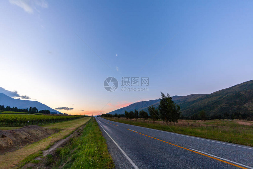 通过景观的道路公路和汽车旅行风景和日落公路旅行概念图片