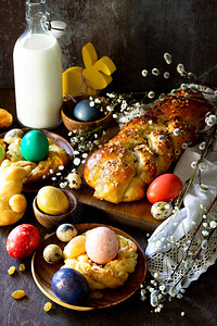 复活节餐桌复活节蛋糕和彩蛋图片