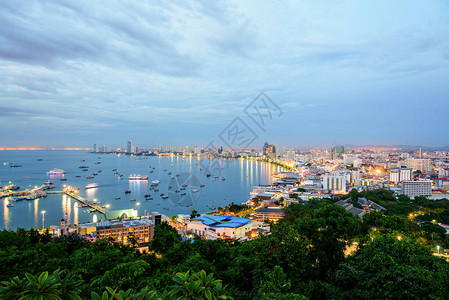 在海滩和芭堤雅湾的海面上看到色彩缤纷的城市景观图片