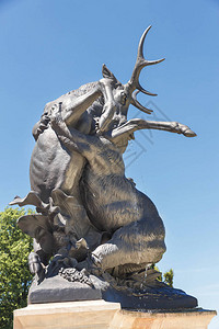 十九大五中全会著名的法国十九大雕塑家EmmanuelFremiet的雕塑熊攻击波兰Swierklani背景